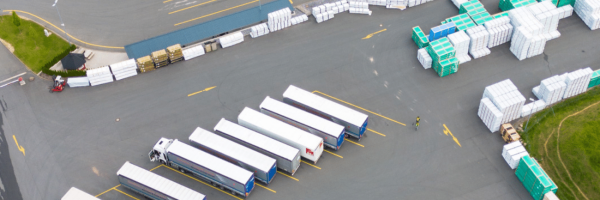 Luftansicht des Geländes von SLH mit Vogelperspektive auf acht LKW Auflieger